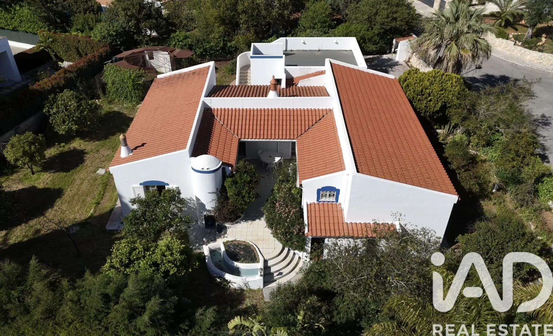 Spacious 3-Bedroom House with Terrace and Parking in Sunny Portimão - Image 3