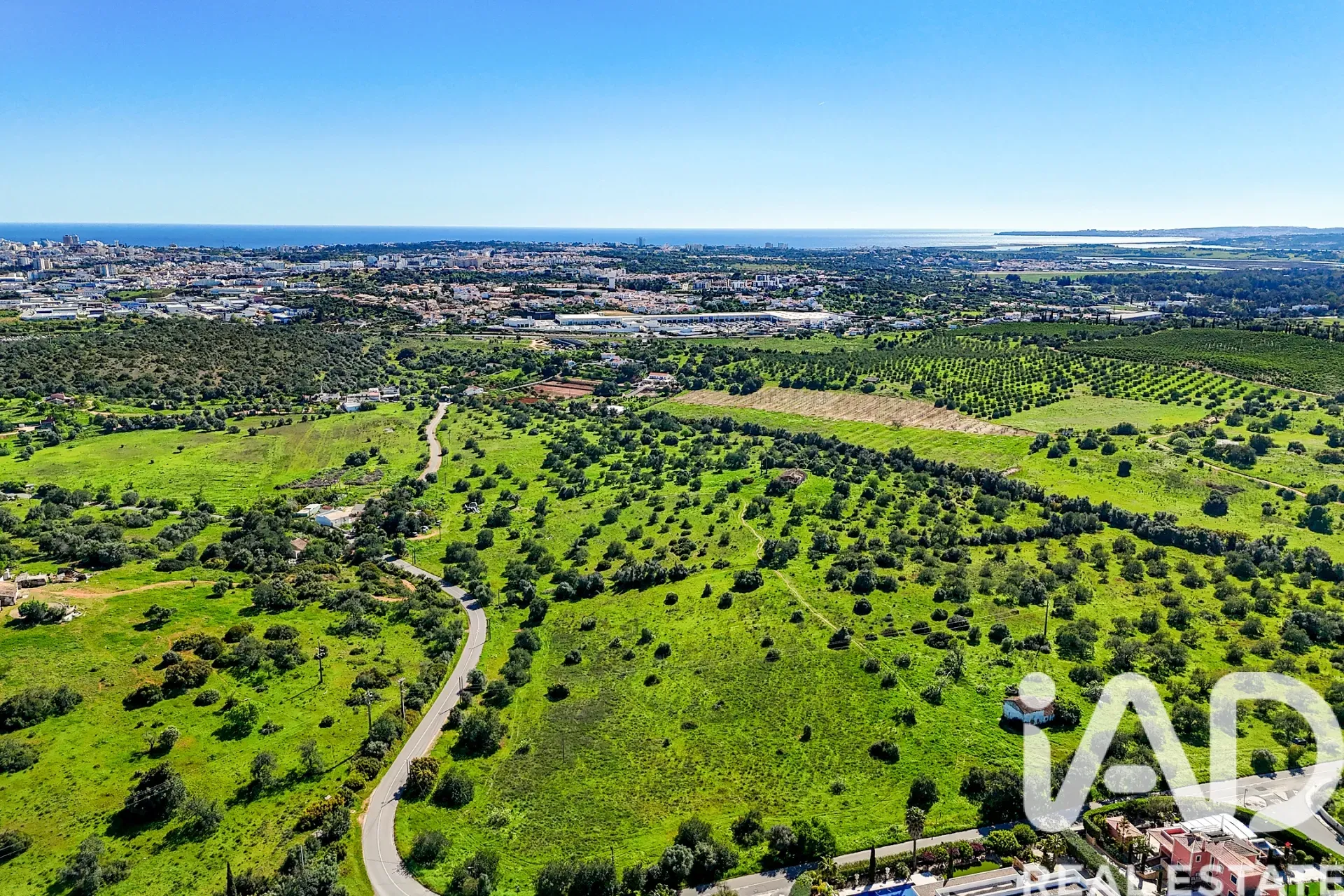 Spacious 3-Bedroom House with Terrace and Parking in Sunny Portimão - Image 4