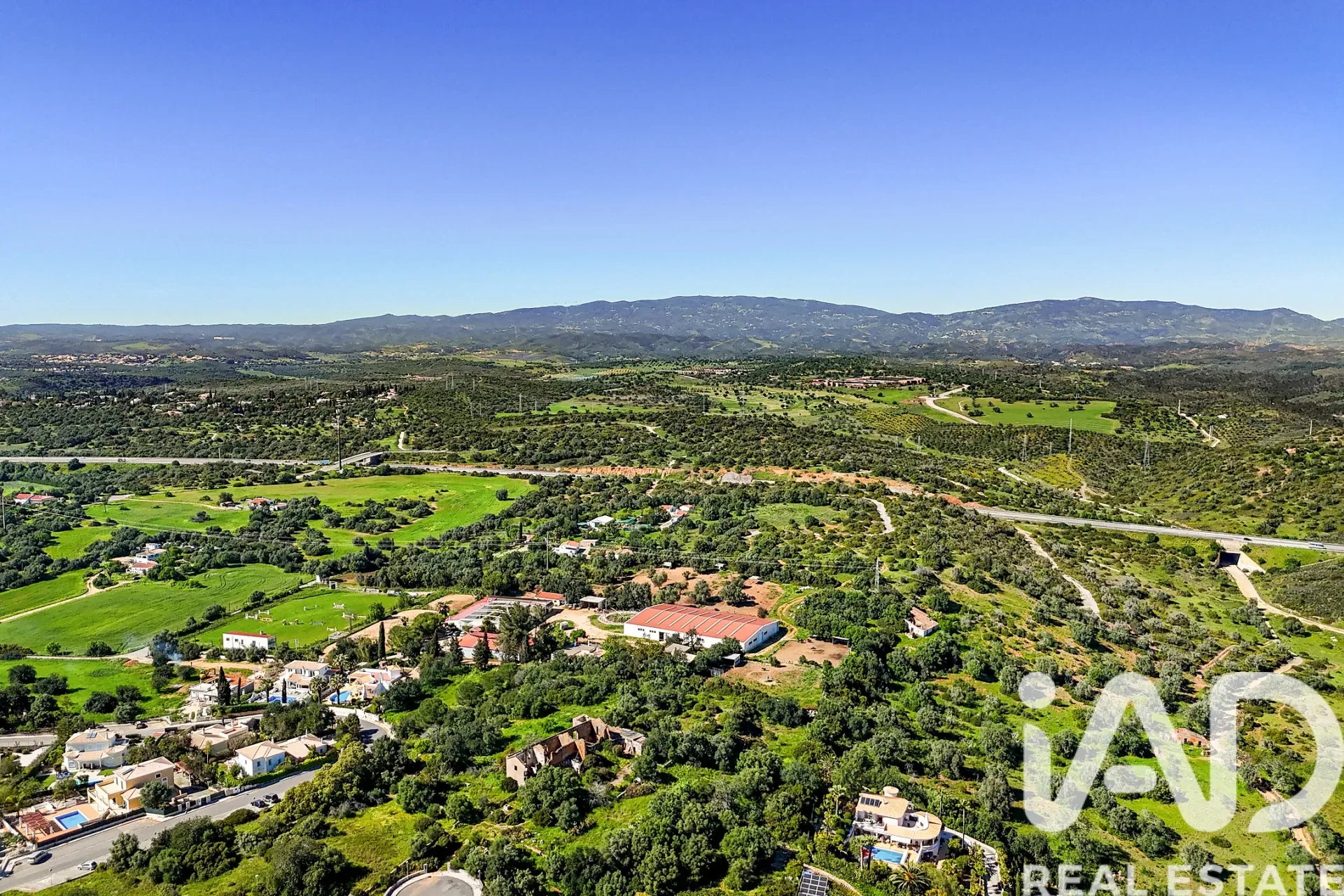 Spacious 3-Bedroom House with Terrace and Parking in Sunny Portimão - Image 5
