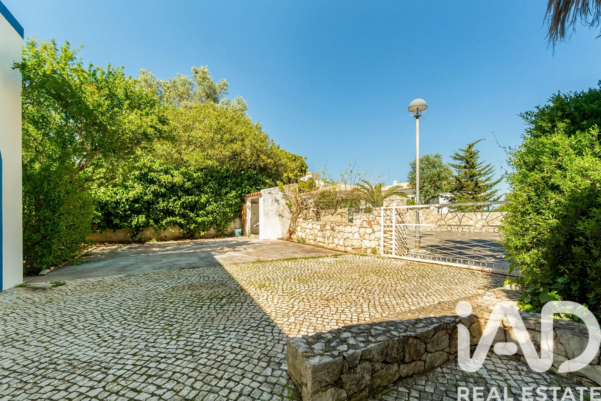 Spacious 3-Bedroom House with Terrace and Parking in Sunny Portimão - View image 12 of 37