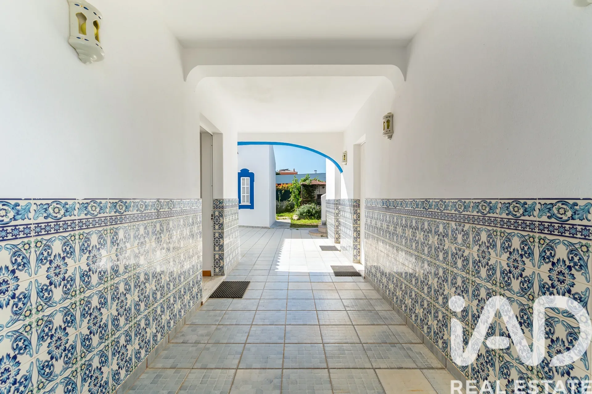 Spacious 3-Bedroom House with Terrace and Parking in Sunny Portimão - View image 13 of 37