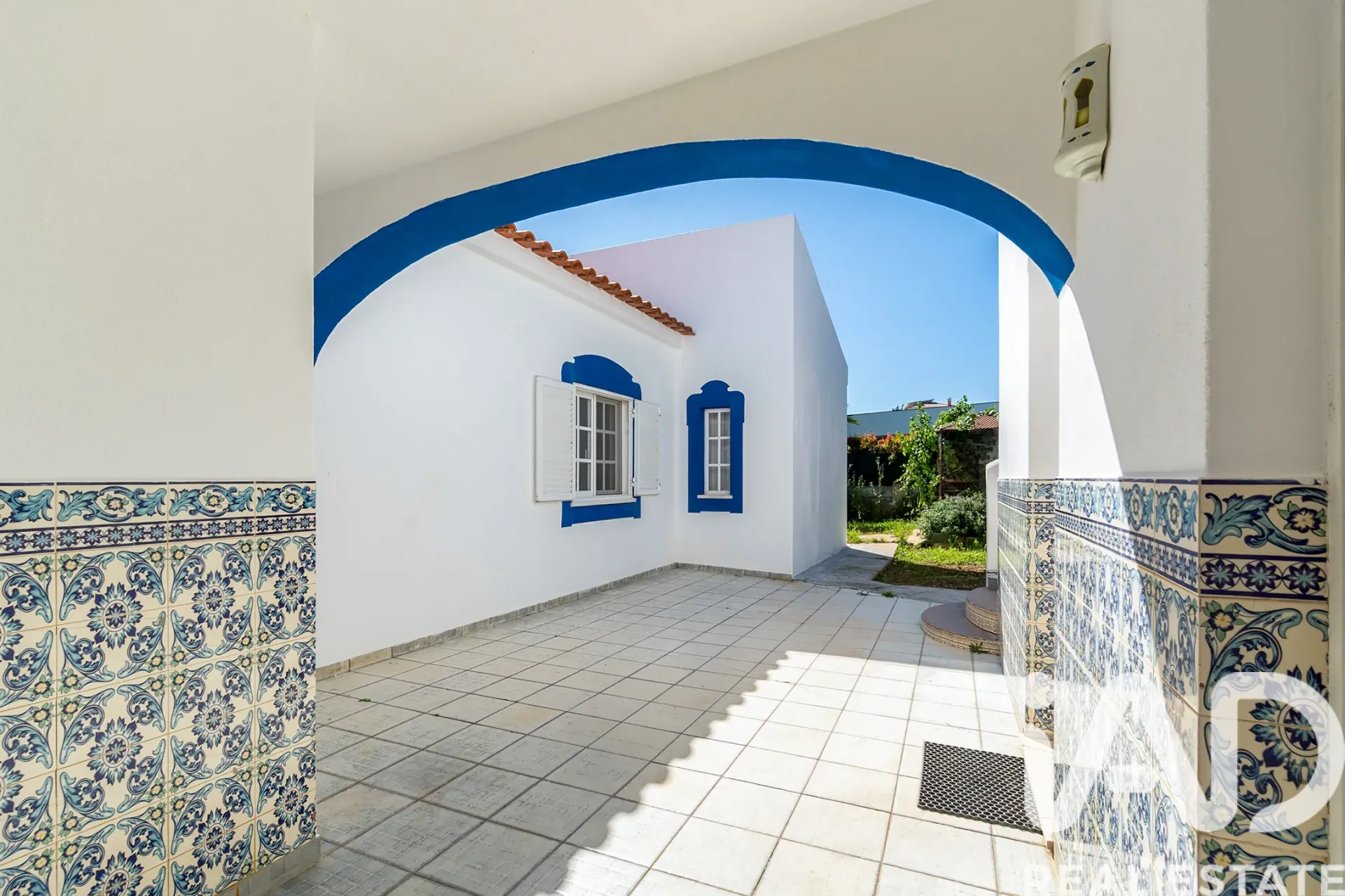 Spacious 3-Bedroom House with Terrace and Parking in Sunny Portimão - View image 14 of 37