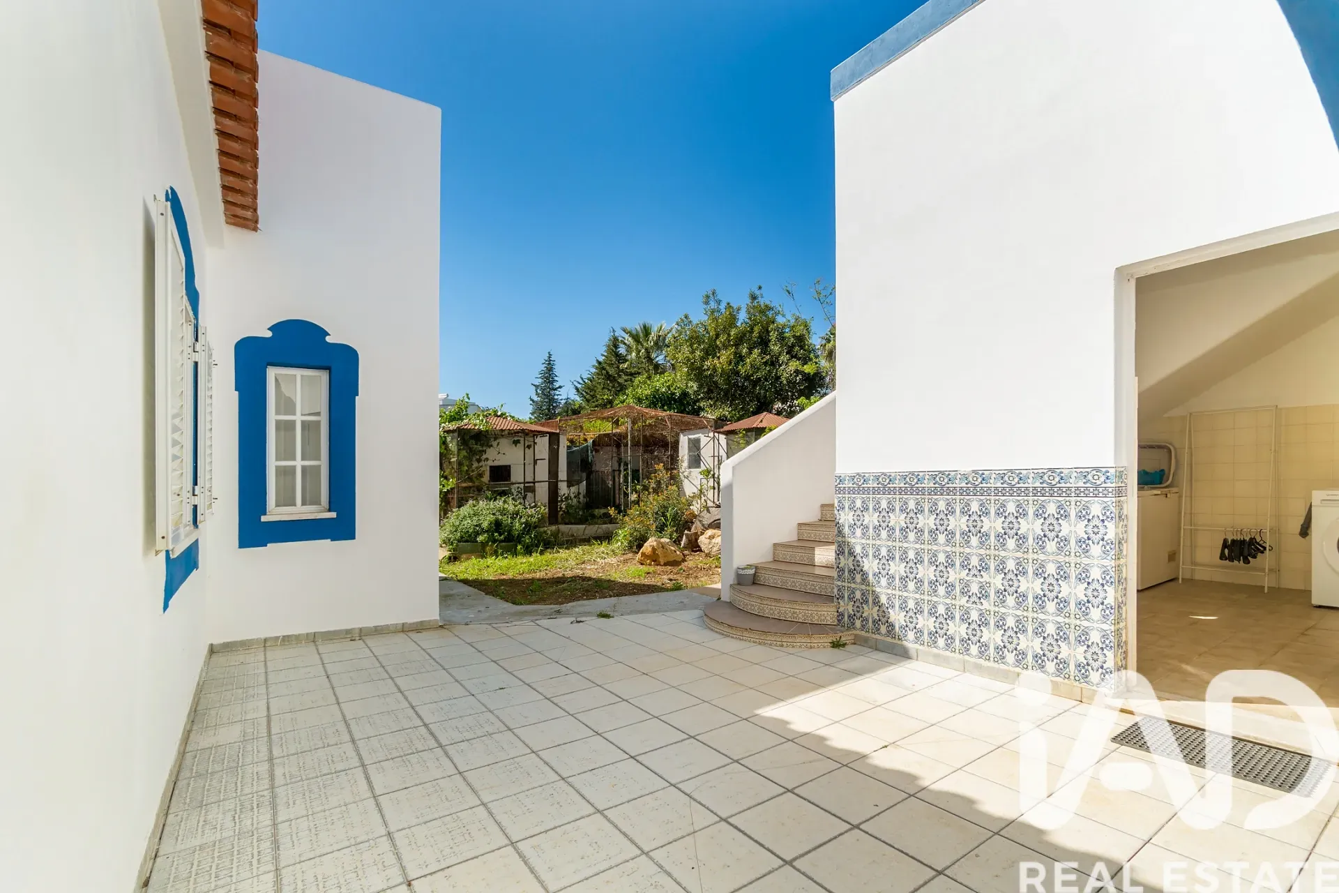 Spacious 3-Bedroom House with Terrace and Parking in Sunny Portimão - View image 15 of 37
