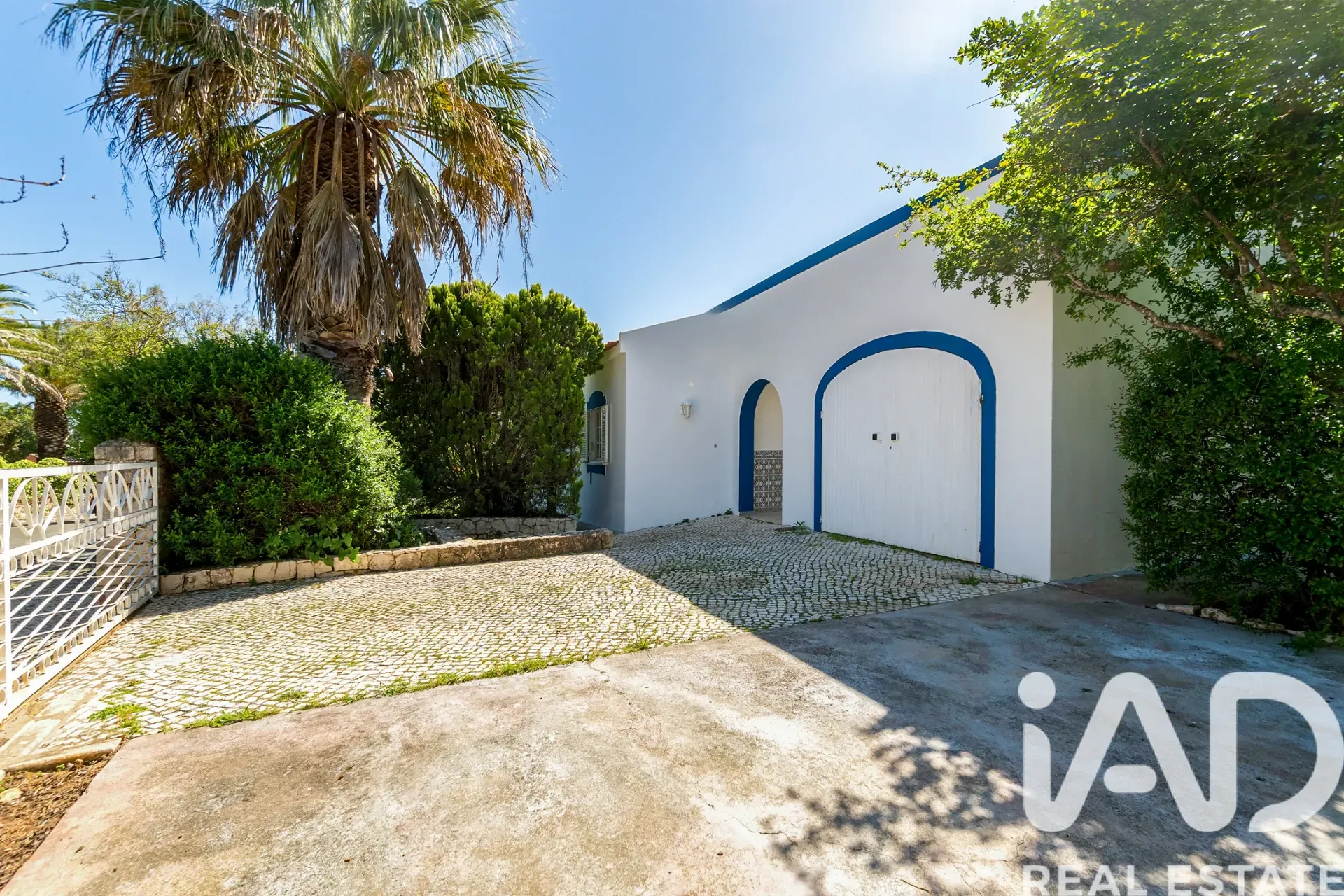 Spacious 3-Bedroom House with Terrace and Parking in Sunny Portimão - View image 16 of 37