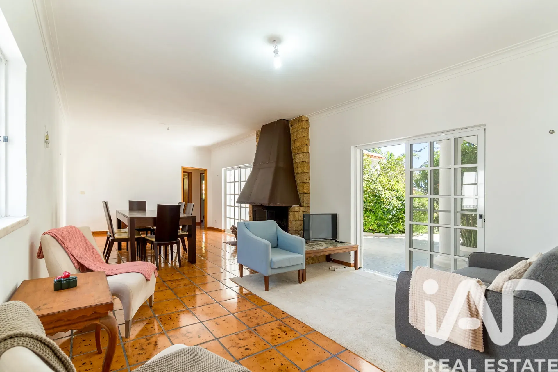 Spacious 3-Bedroom House with Terrace and Parking in Sunny Portimão - View image 23 of 37