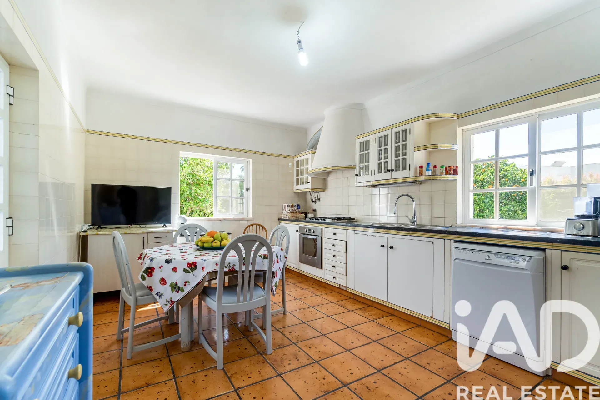 Spacious 3-Bedroom House with Terrace and Parking in Sunny Portimão - View image 25 of 37