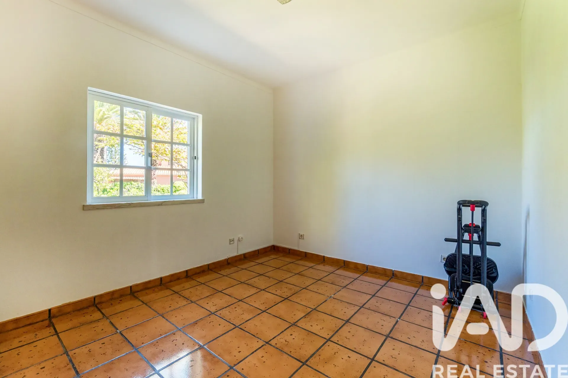 Spacious 3-Bedroom House with Terrace and Parking in Sunny Portimão - View image 29 of 37