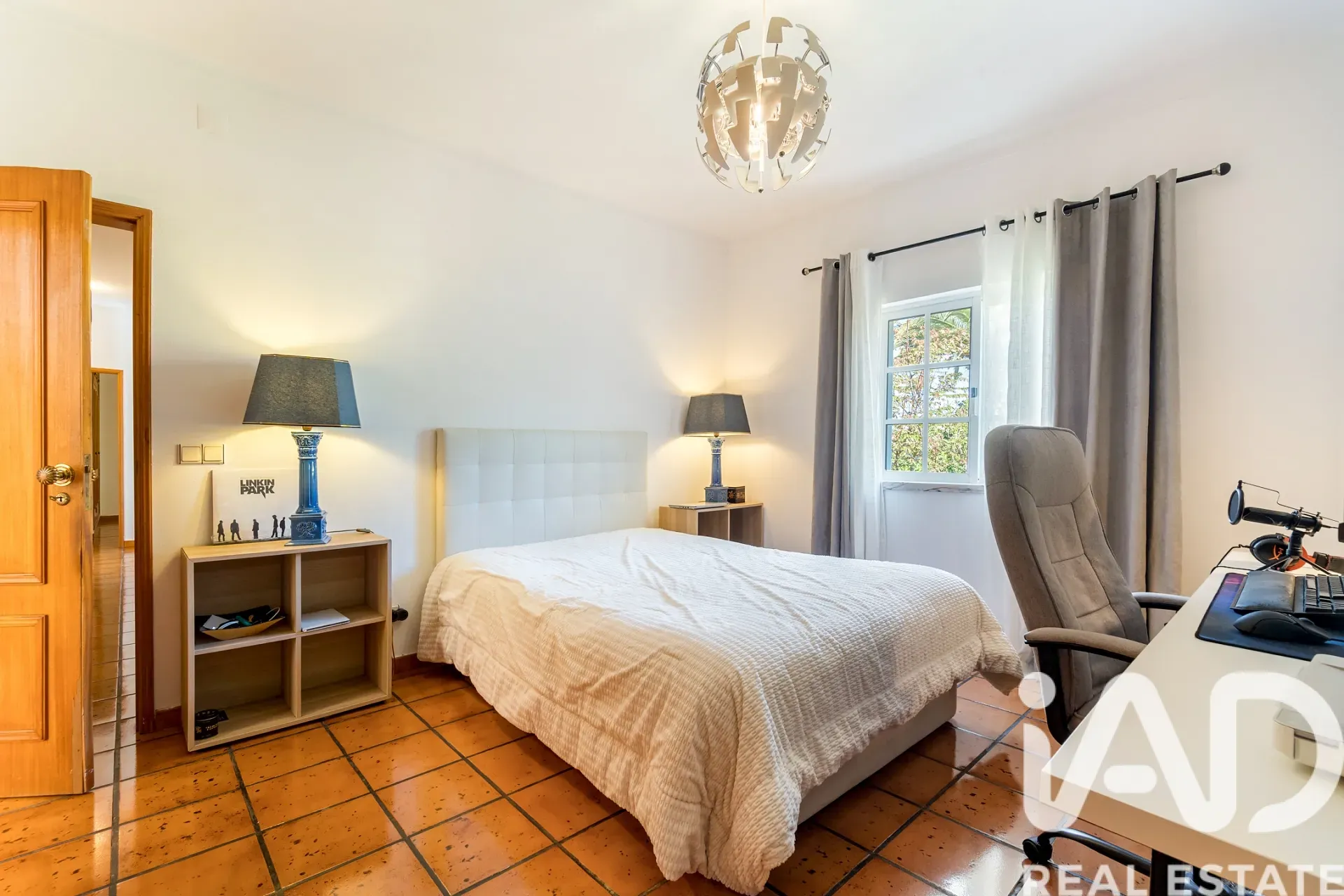 Spacious 3-Bedroom House with Terrace and Parking in Sunny Portimão - View image 30 of 37