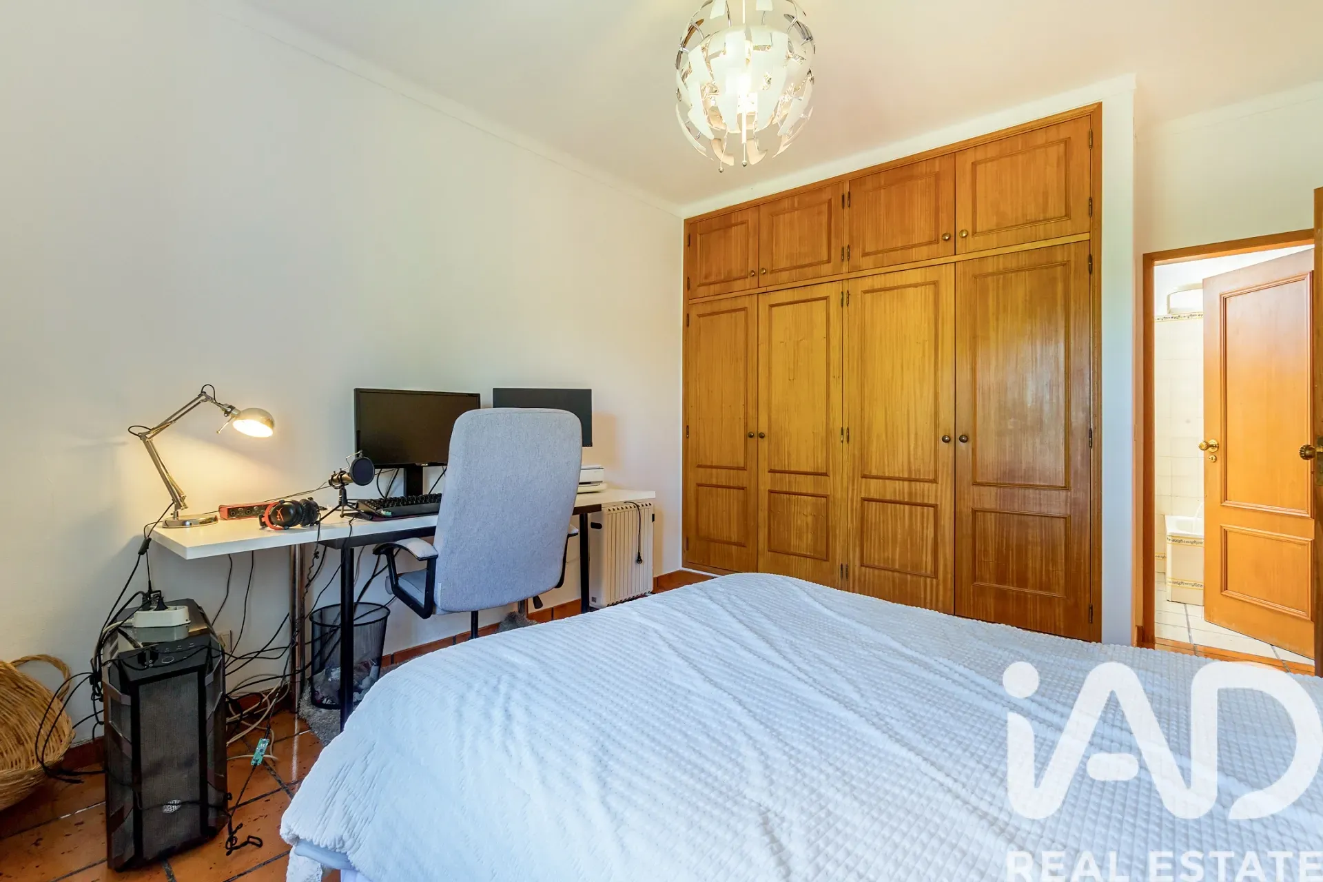 Spacious 3-Bedroom House with Terrace and Parking in Sunny Portimão - View image 31 of 37