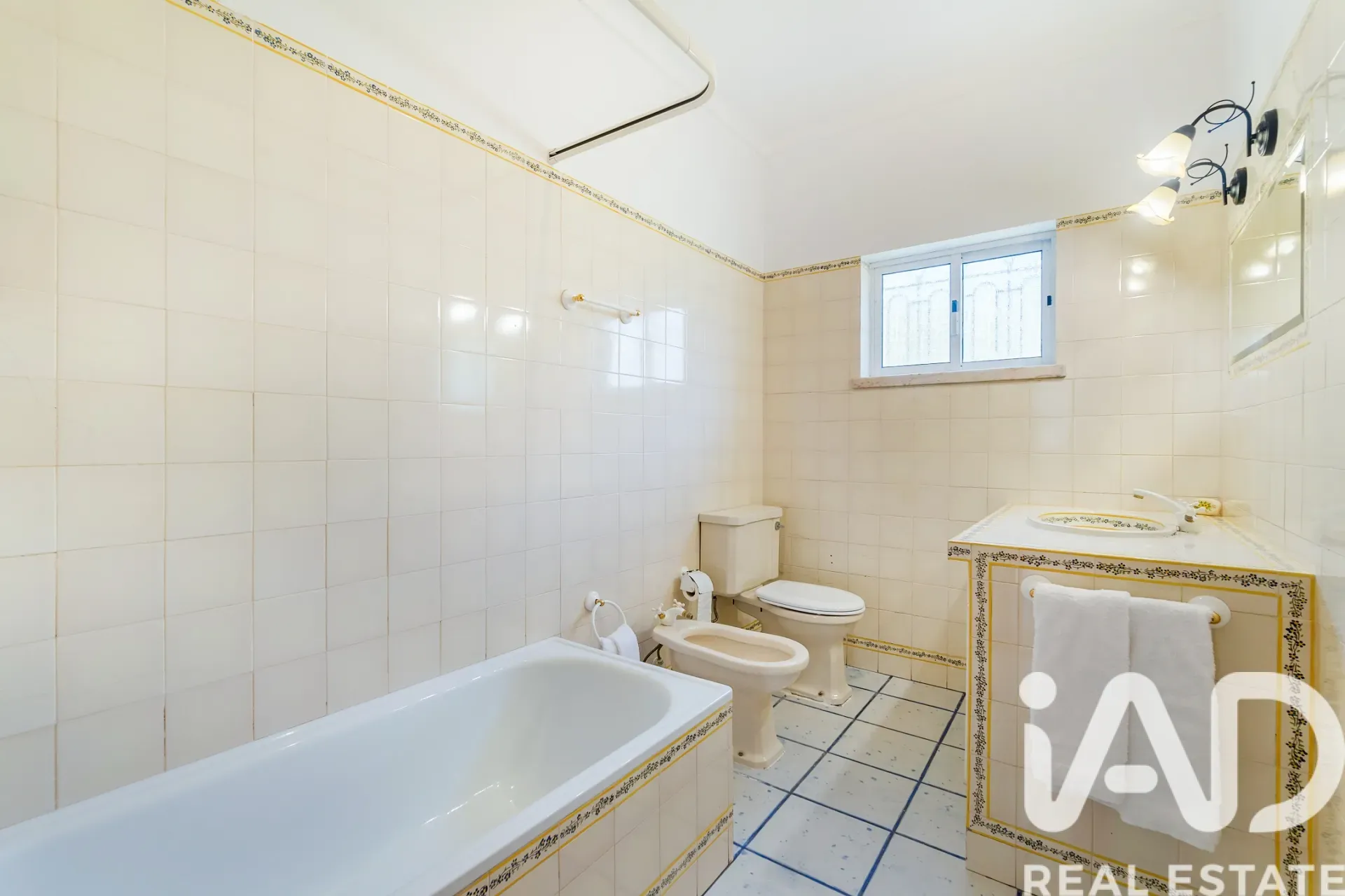 Spacious 3-Bedroom House with Terrace and Parking in Sunny Portimão - View image 33 of 37