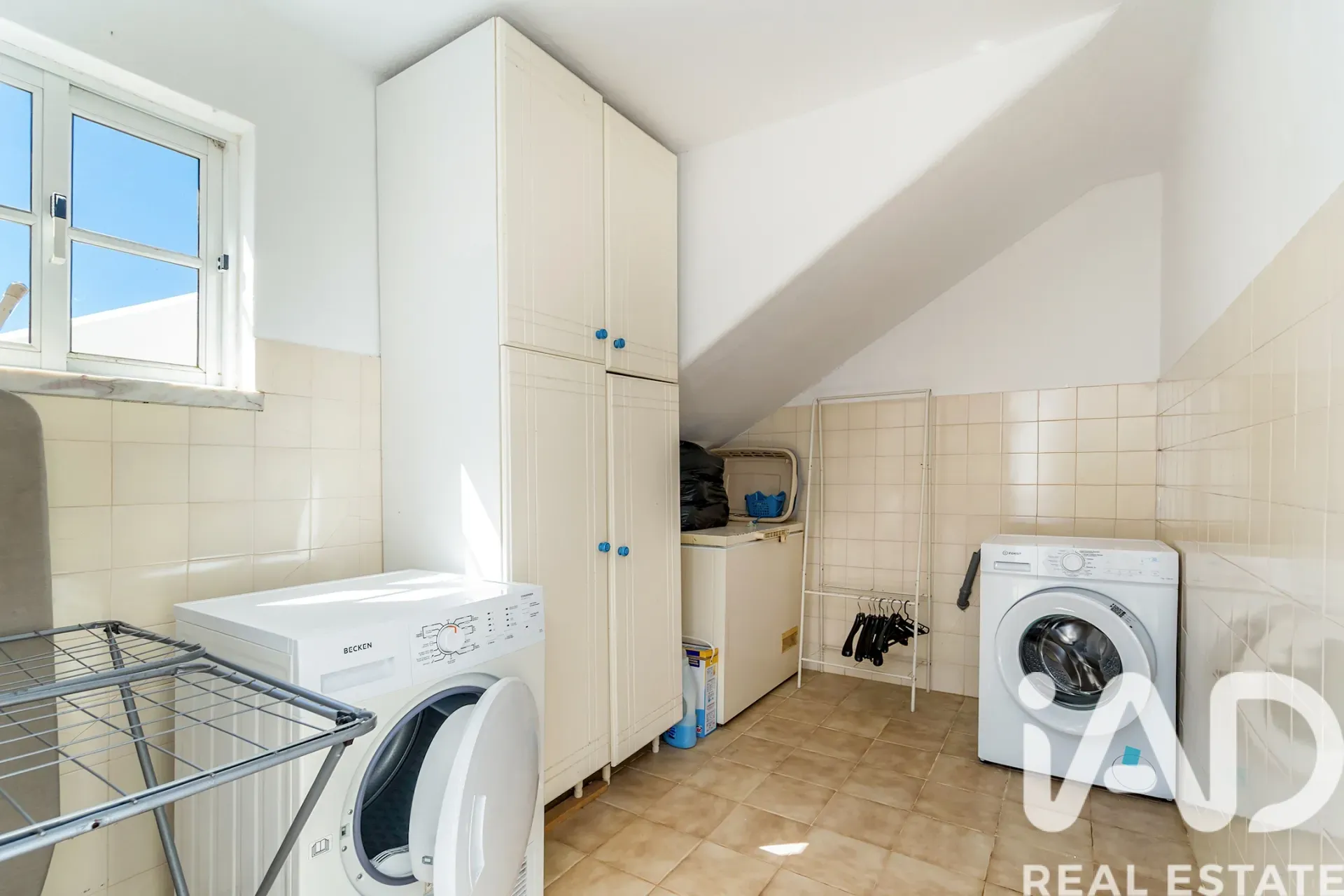 Spacious 3-Bedroom House with Terrace and Parking in Sunny Portimão - View image 35 of 37