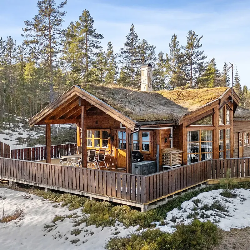 Landsted nær Sorknes golfbane med terrasse og romslig tomt