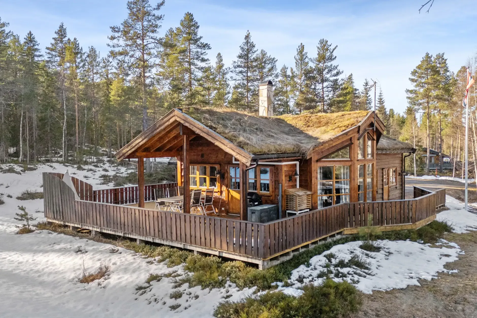 Landsted nær Sorknes golfbane med terrasse og romslig tomt - Image 1