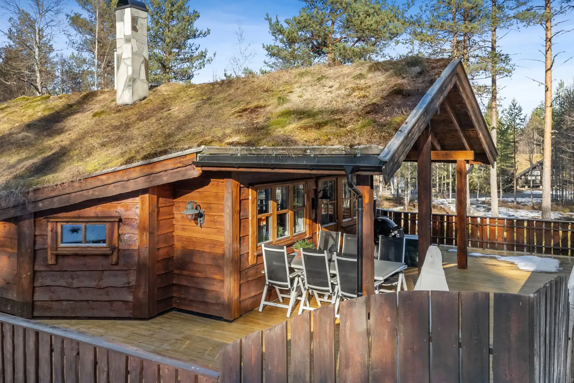 Landsted nær Sorknes golfbane med terrasse og romslig tomt - Image 2