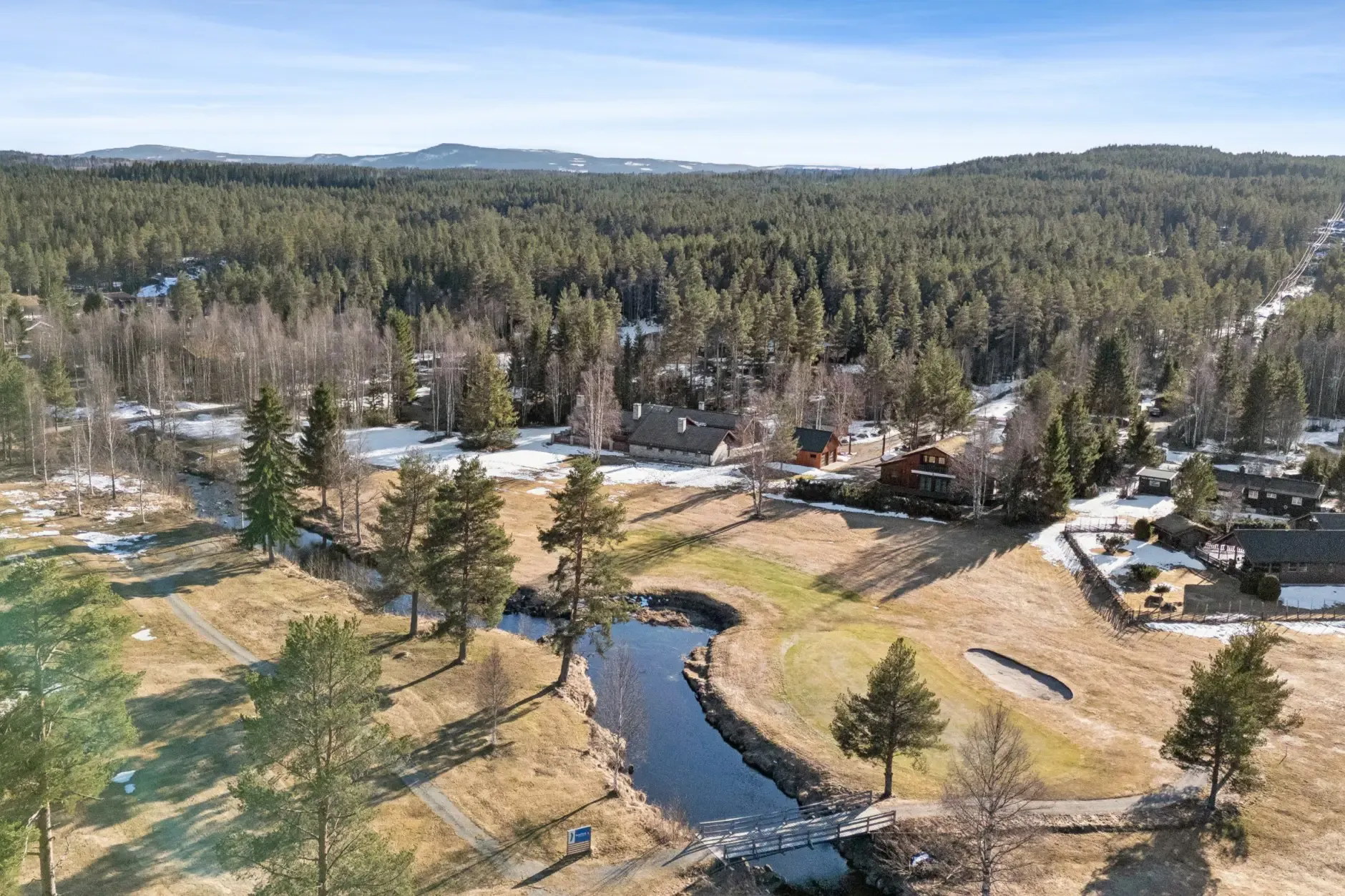 Landsted nær Sorknes golfbane med terrasse og romslig tomt - Image 4