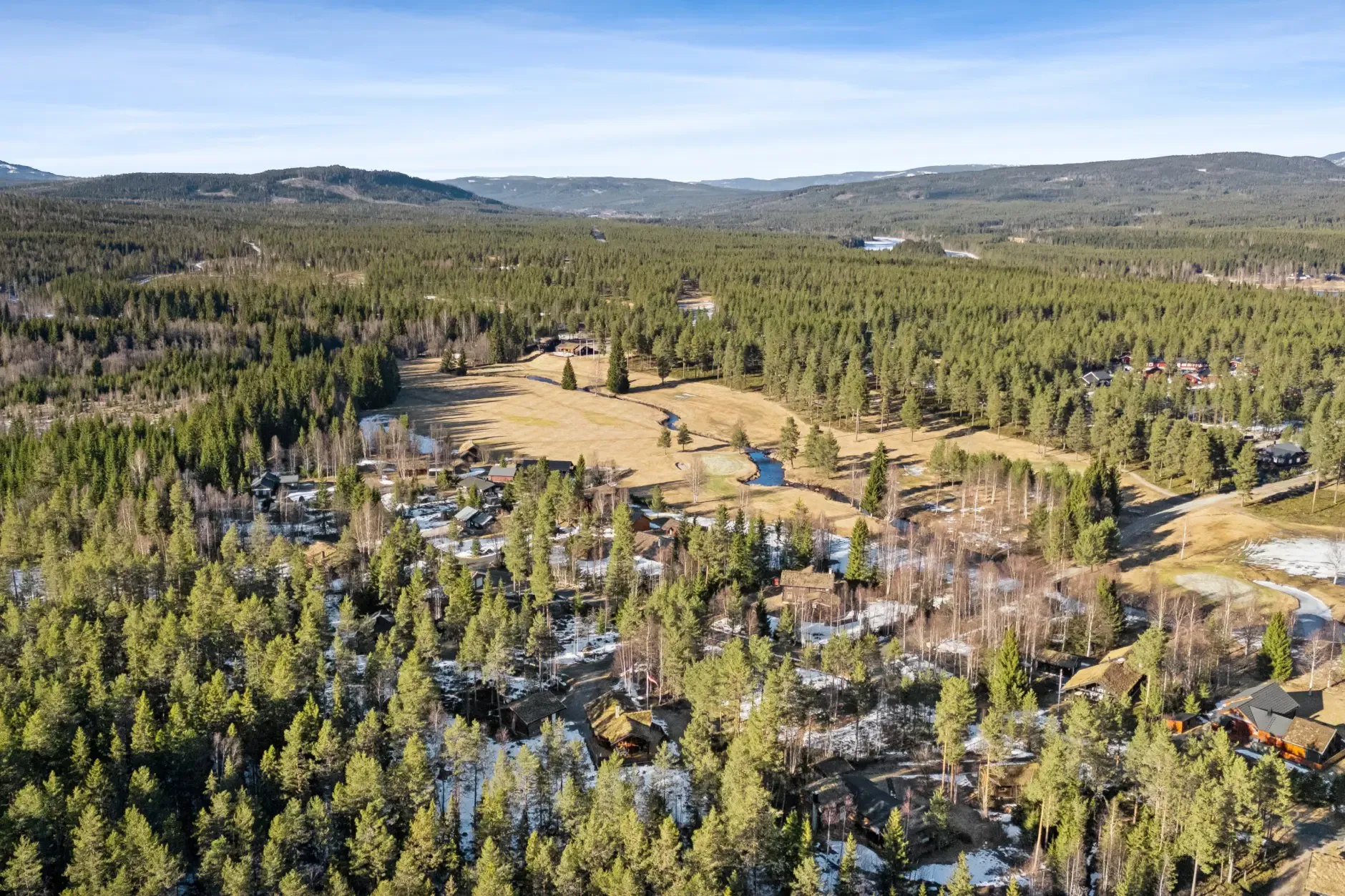 Landsted nær Sorknes golfbane med terrasse og romslig tomt - Image 5