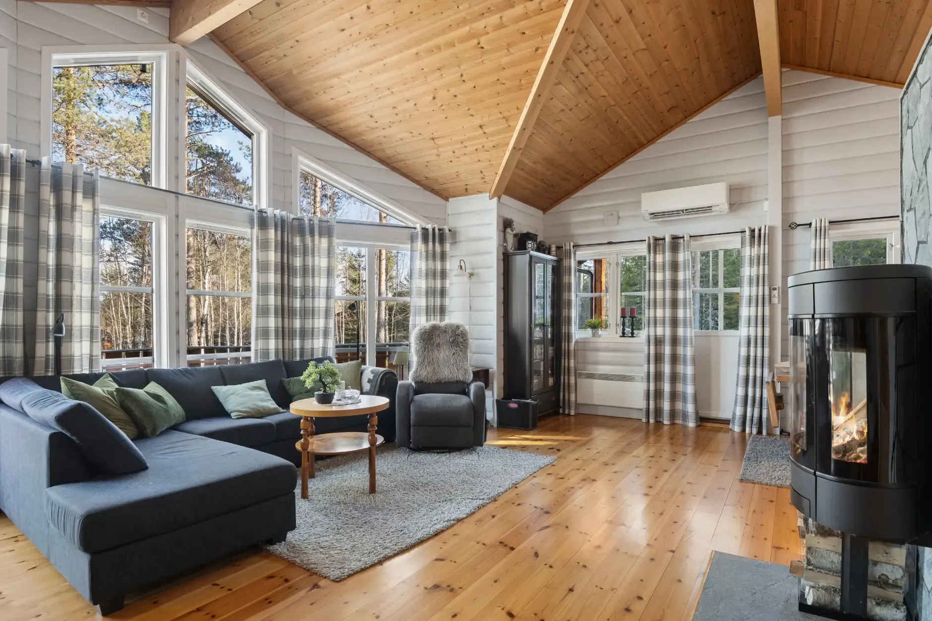 Landsted nær Sorknes golfbane med terrasse og romslig tomt - Vis bilde 8 av 28