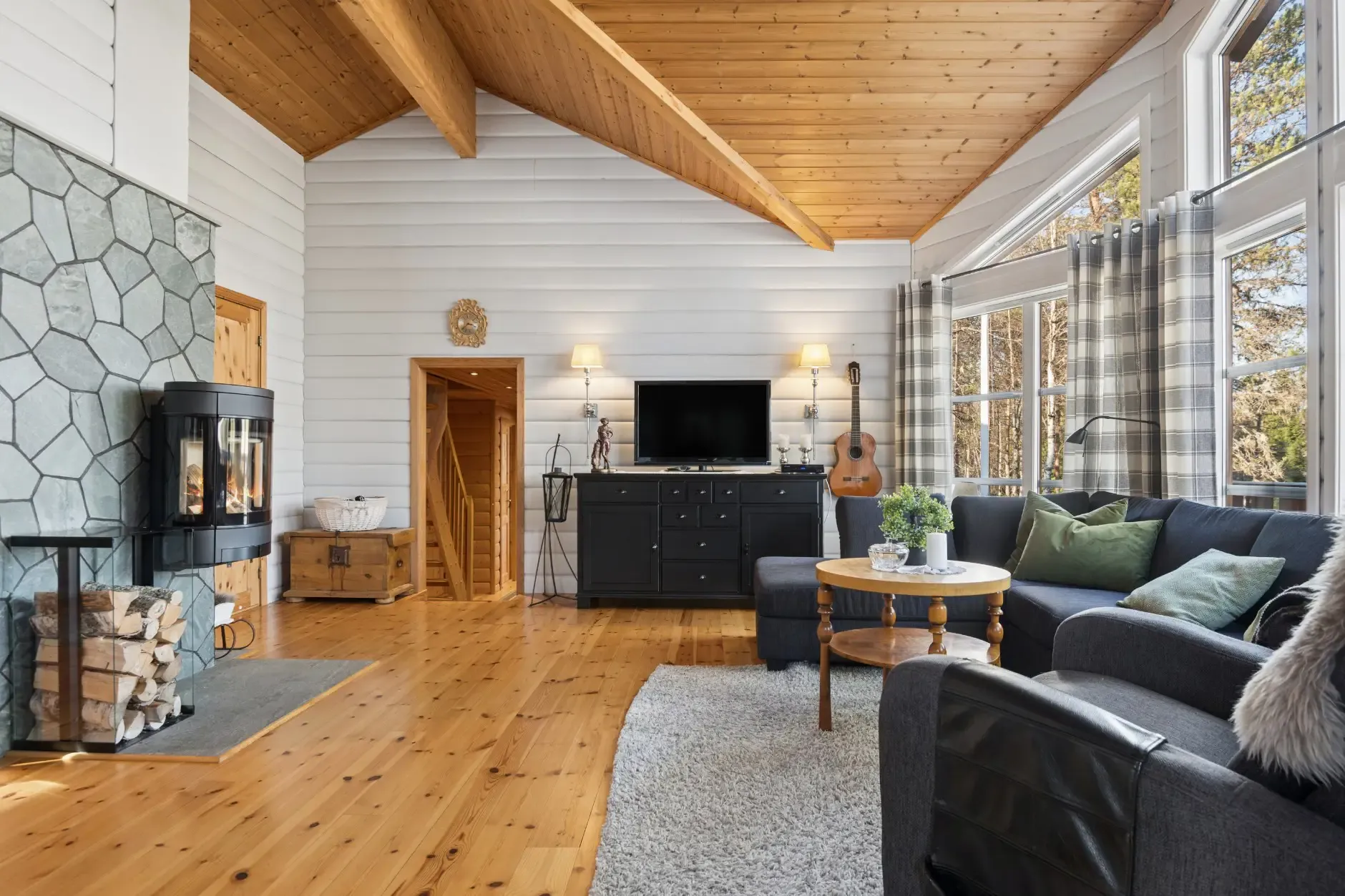 Landsted nær Sorknes golfbane med terrasse og romslig tomt - Vis bilde 10 av 28