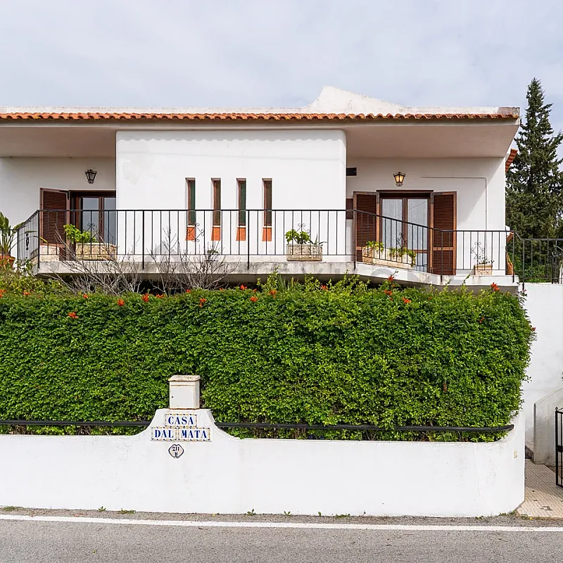 Spacious 5-Bedroom Home with Pool and Garden in Paderne, Albufeira