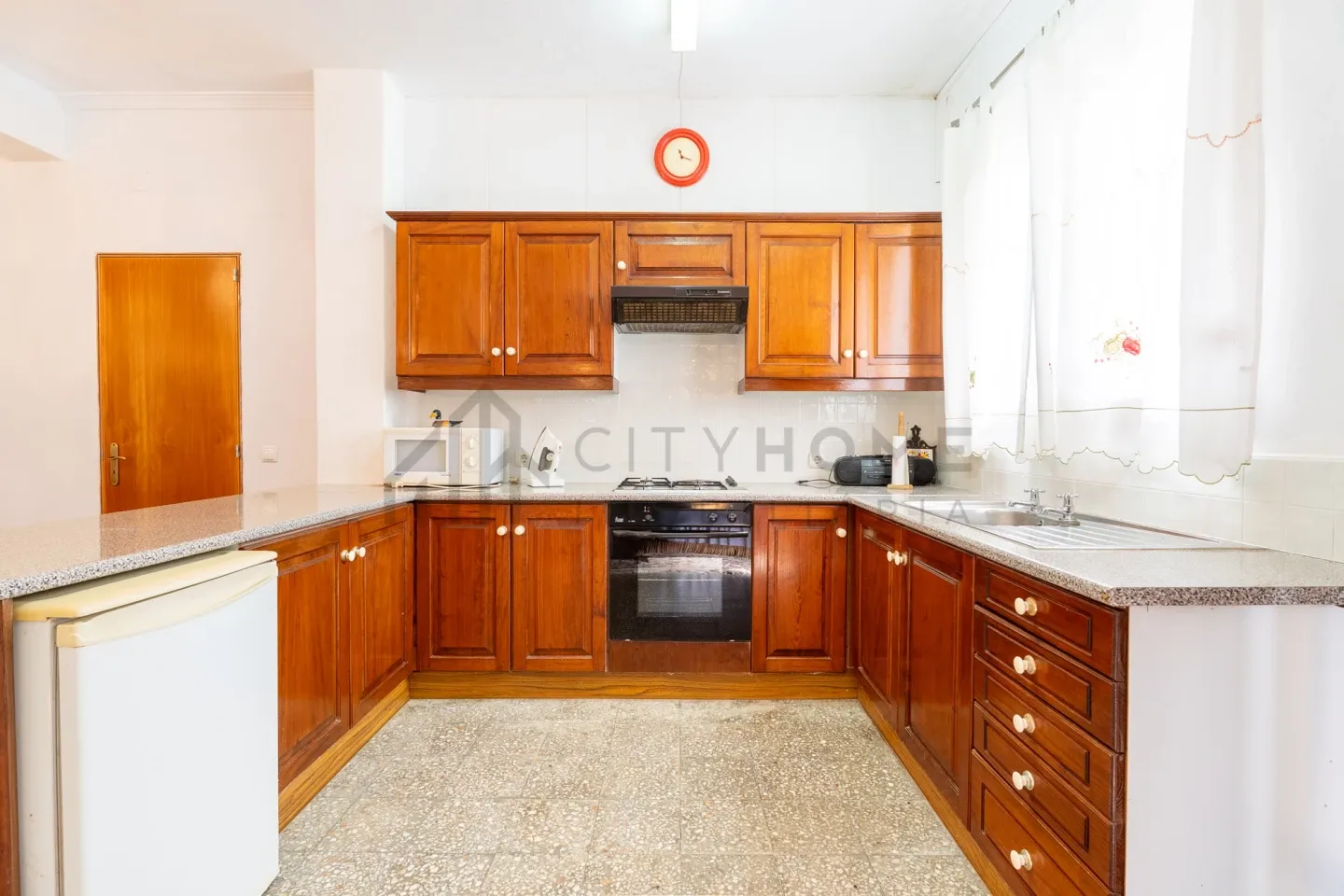 Spacious 5-Bedroom Home with Pool and Garden in Paderne, Albufeira - Image 5