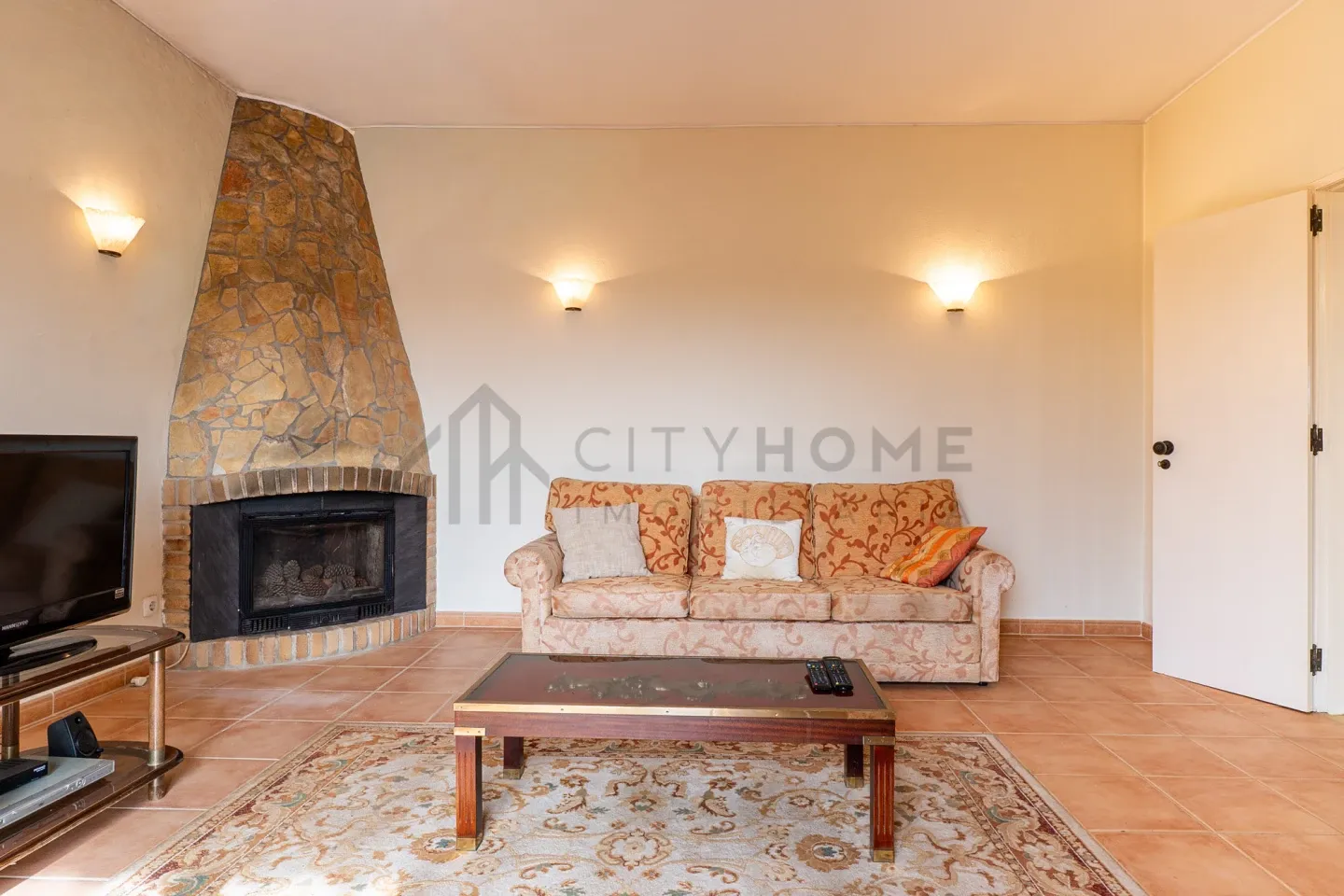 Spacious 5-Bedroom Home with Pool and Garden in Paderne, Albufeira - View image 16 of 44