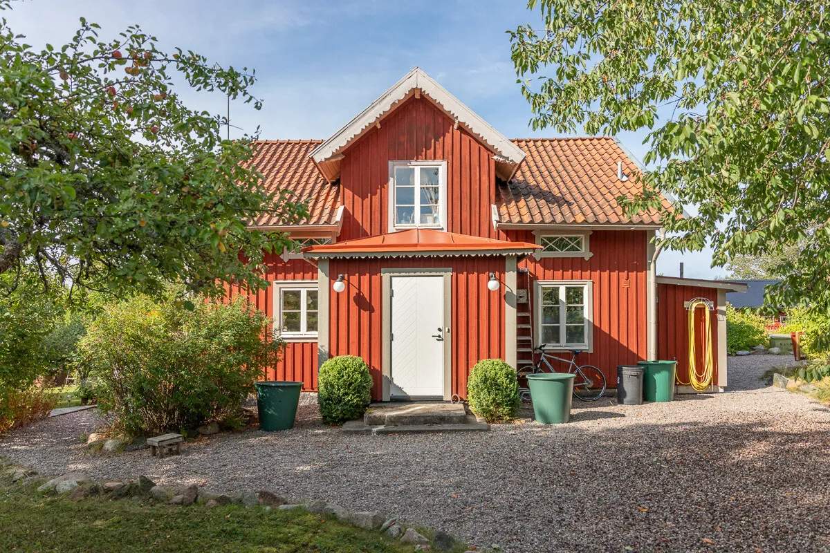Early 20th-Century House with Expansive Garden in Väddö, Sweden - Image 1