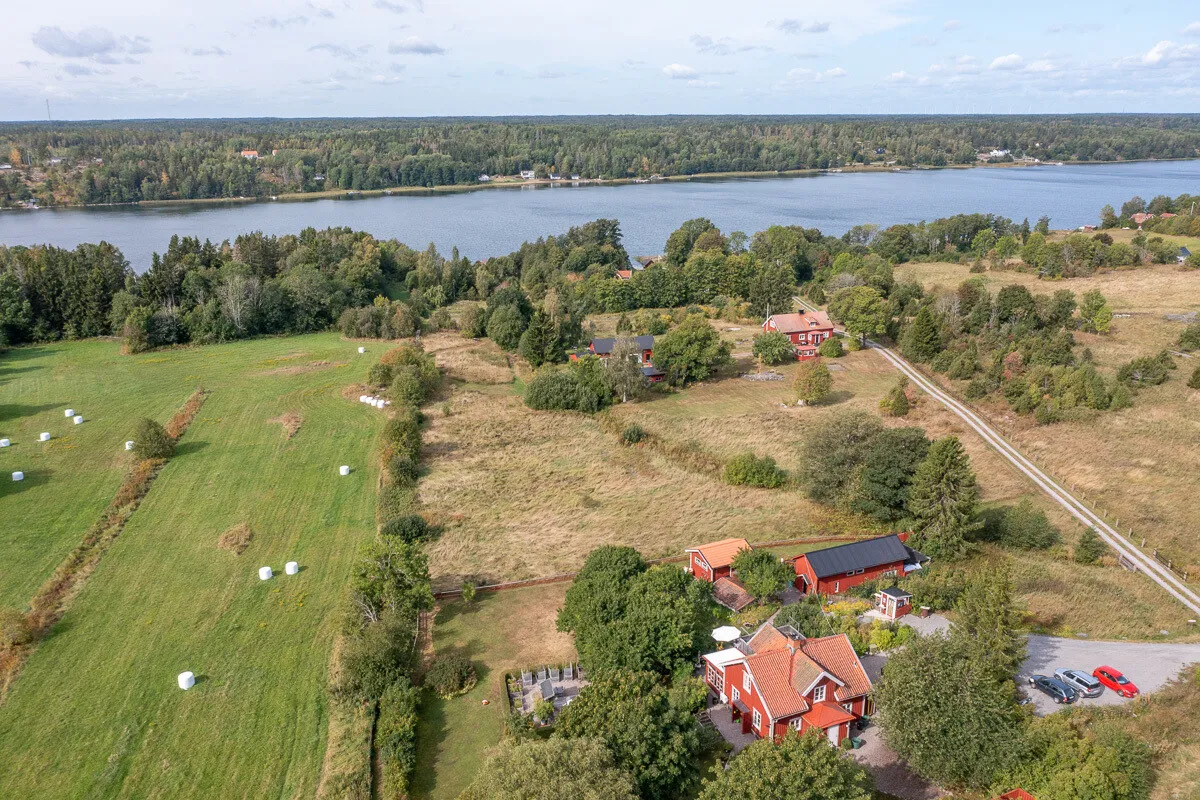 Early 20th-Century House with Expansive Garden in Väddö, Sweden - Image 3