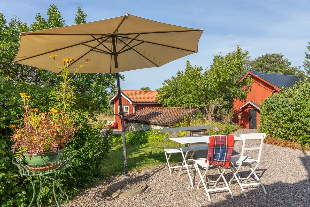 Early 20th-Century House with Expansive Garden in Väddö, Sweden - Image 4