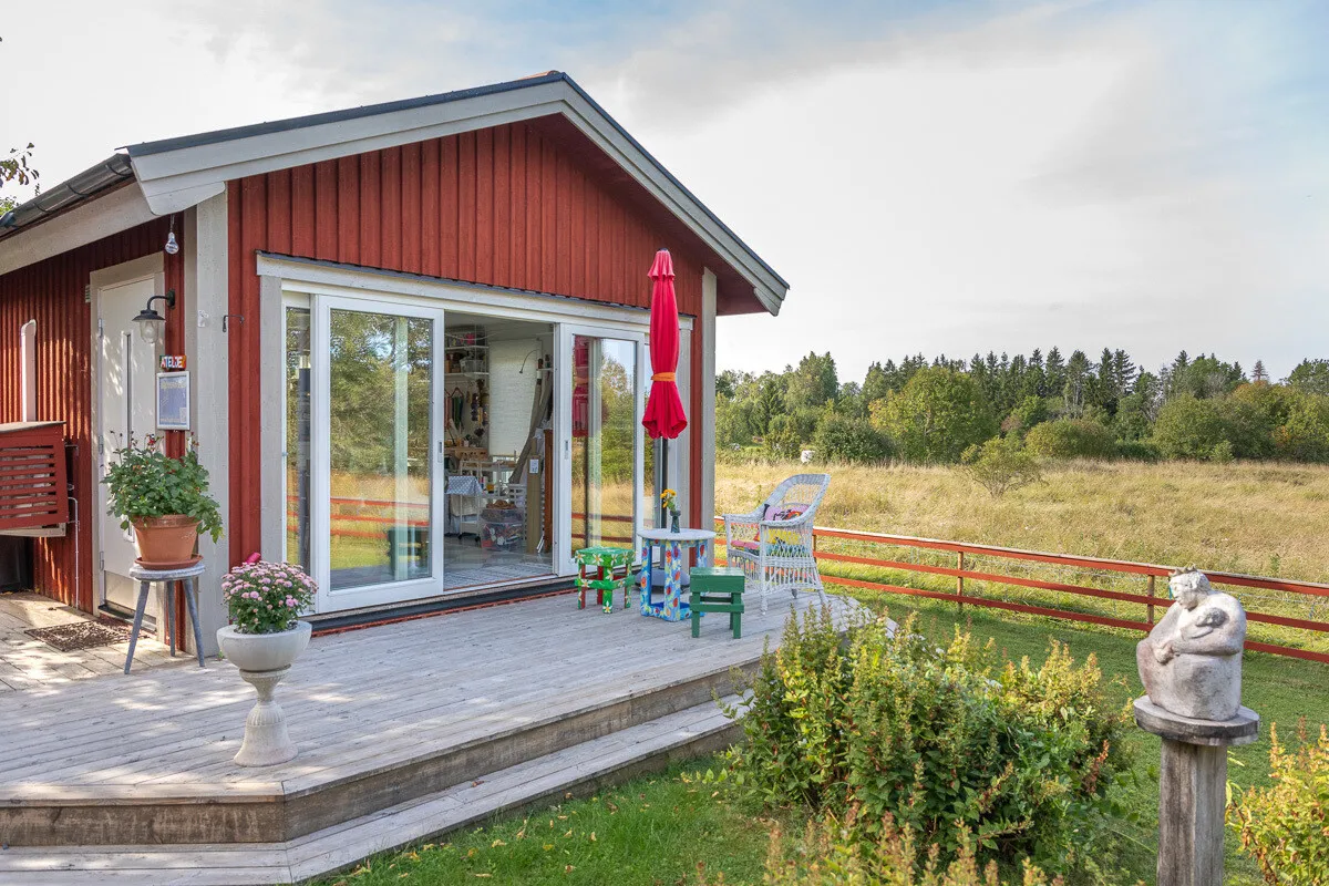 Early 20th-Century House with Expansive Garden in Väddö, Sweden - Image 5