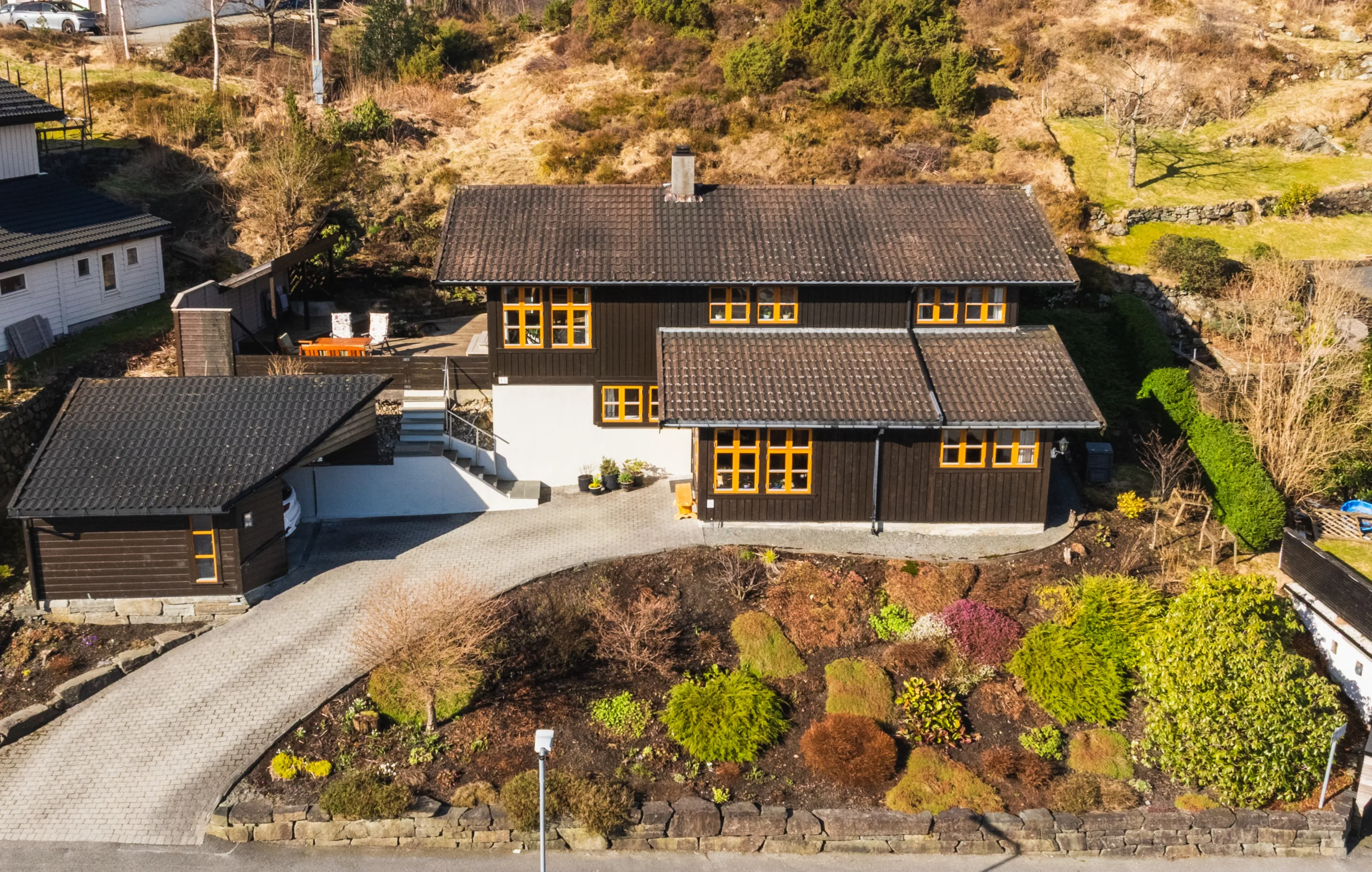 Spacious 4-Bedroom House with Garden in Os, Norway's Scenic Vestland Region - Image 1