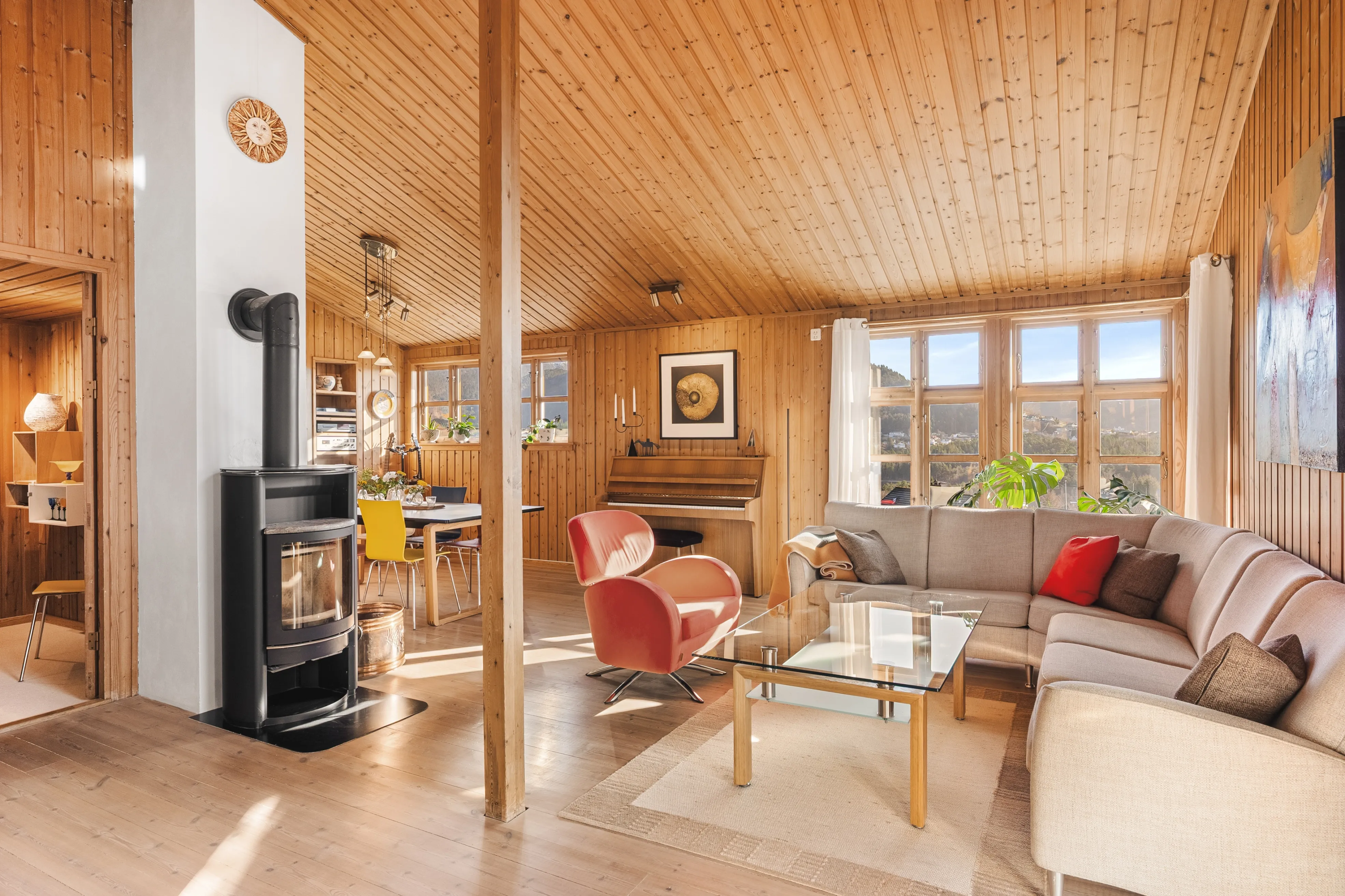 Spacious 4-Bedroom House with Garden in Os, Norway's Scenic Vestland Region - Image 2