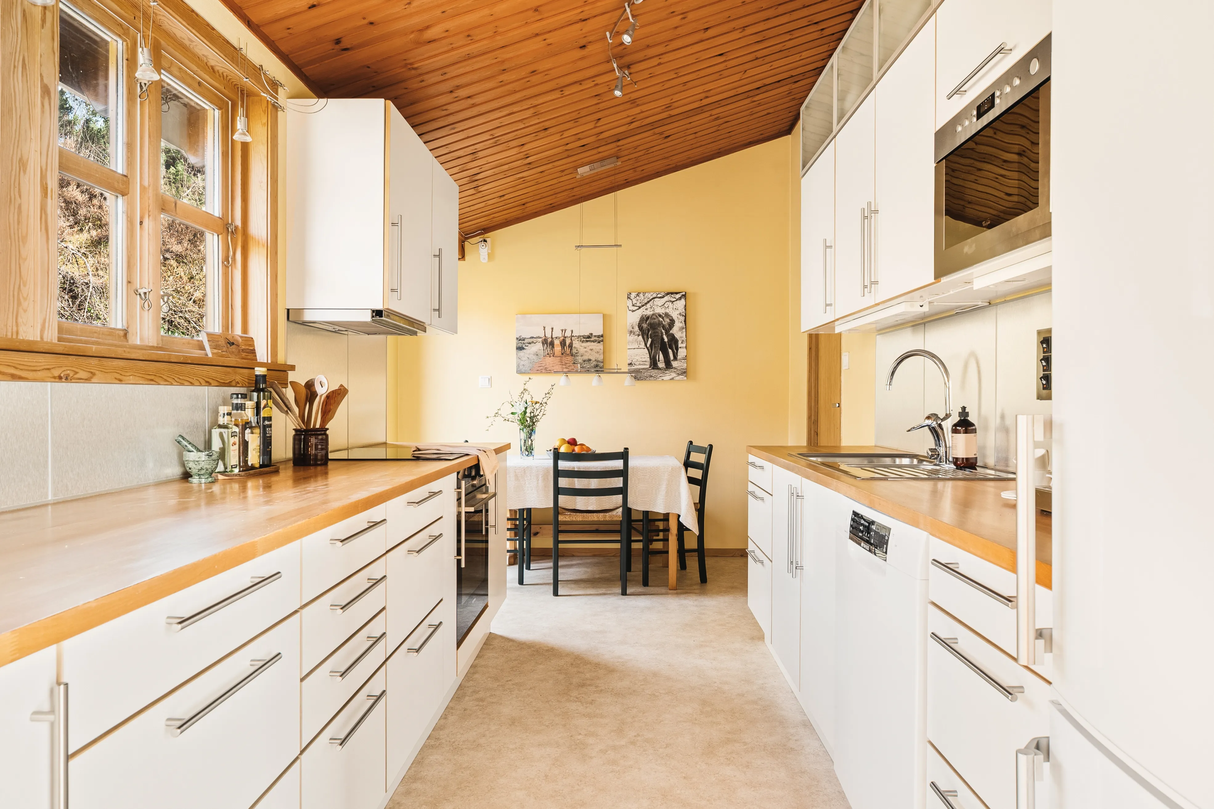 Spacious 4-Bedroom House with Garden in Os, Norway's Scenic Vestland Region - View image 17 of 54