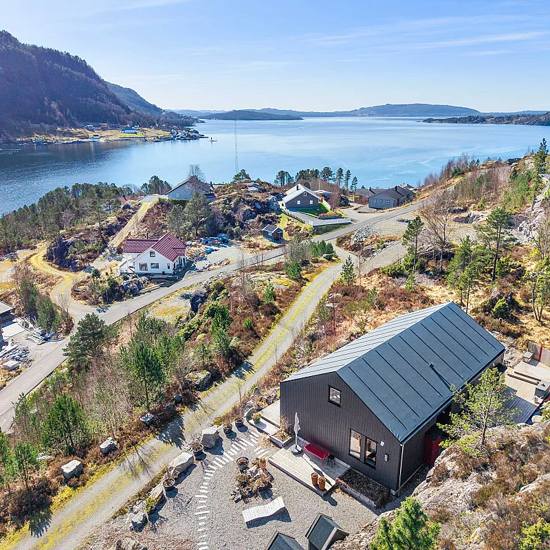 Modernt lanthus med två sovrum och stor balkong i Vestland, Norge