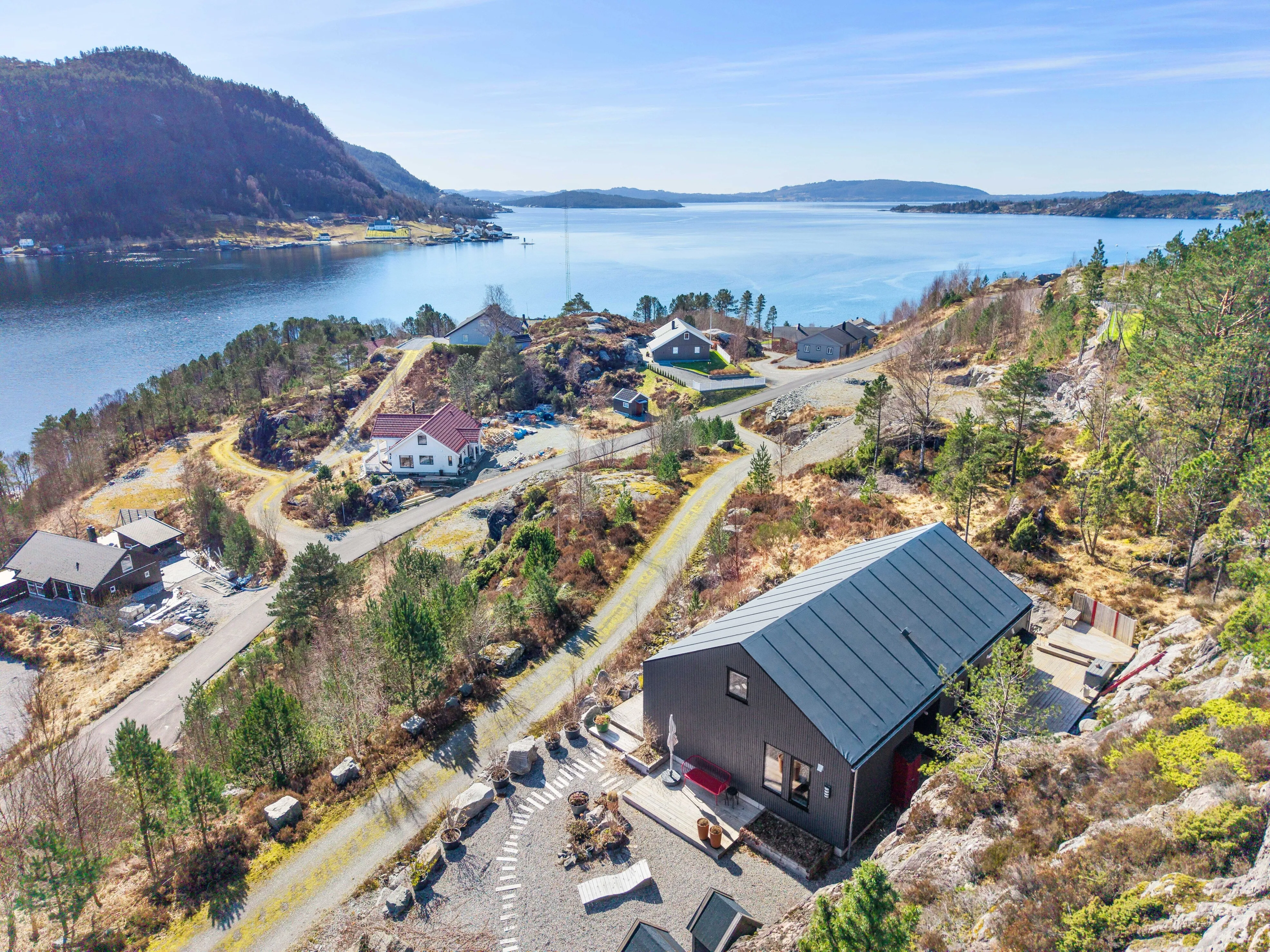 Modernes Landhaus mit zwei Schlafzimmern und großzügigem Balkon in Vestland, Norwegen - Image 1