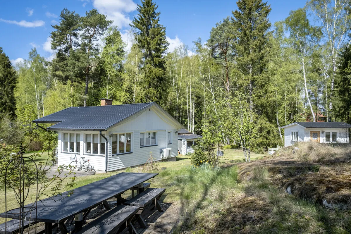 Une maison de campagne suédoise des années 1940 avec un vaste jardin à Vaxholm, près de Stockholm - Image 2