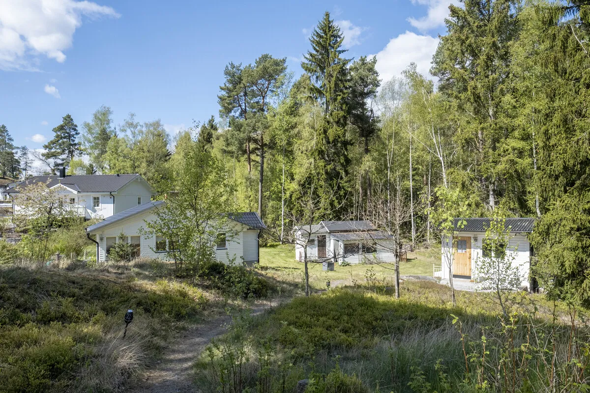 Une maison de campagne suédoise des années 1940 avec un vaste jardin à Vaxholm, près de Stockholm - Image 3