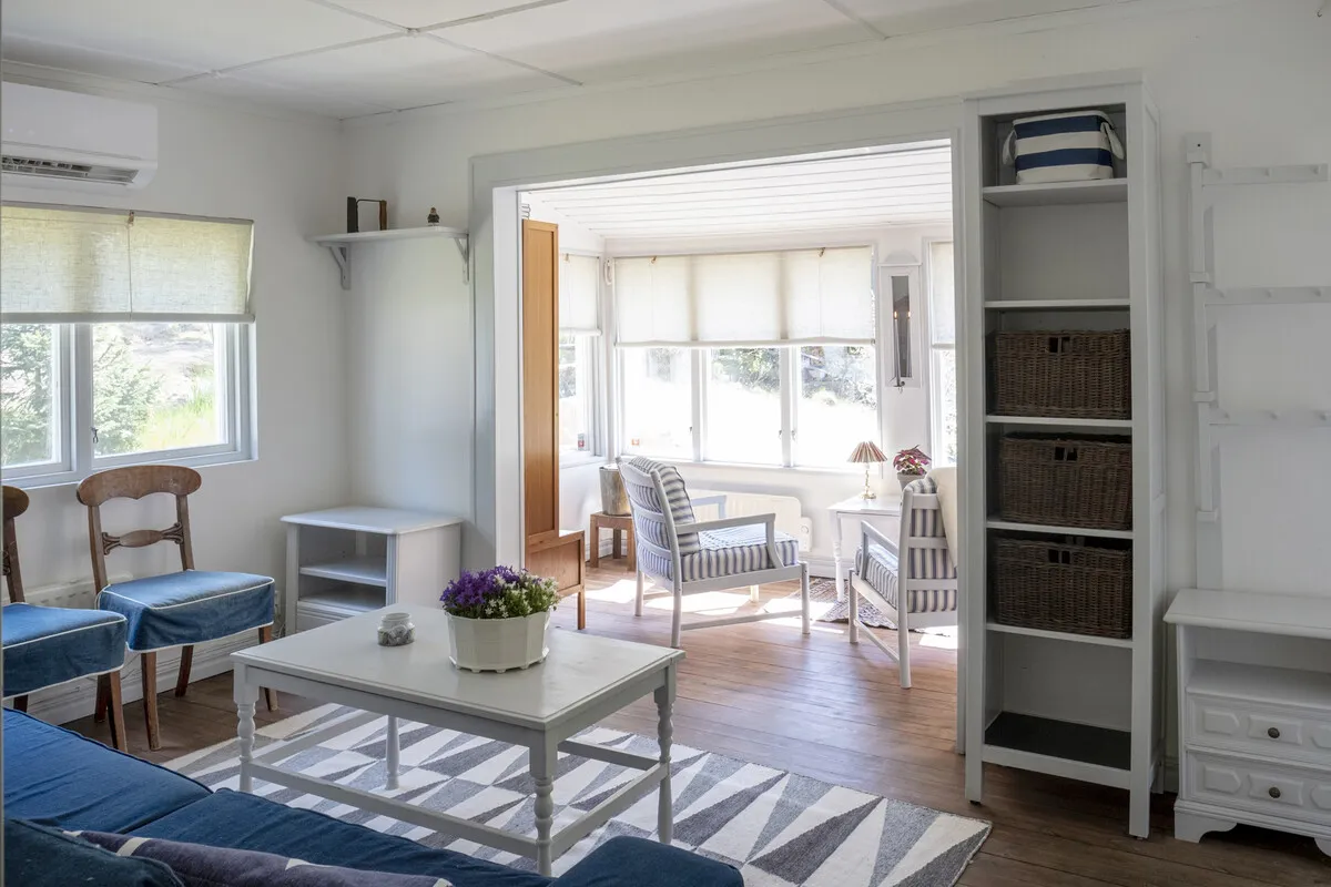 Une maison de campagne suédoise des années 1940 avec un vaste jardin à Vaxholm, près de Stockholm - Voir l'image 6 sur 46