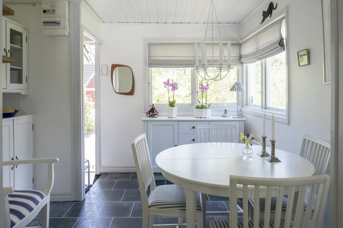 Une maison de campagne suédoise des années 1940 avec un vaste jardin à Vaxholm, près de Stockholm - Voir l'image 7 sur 46