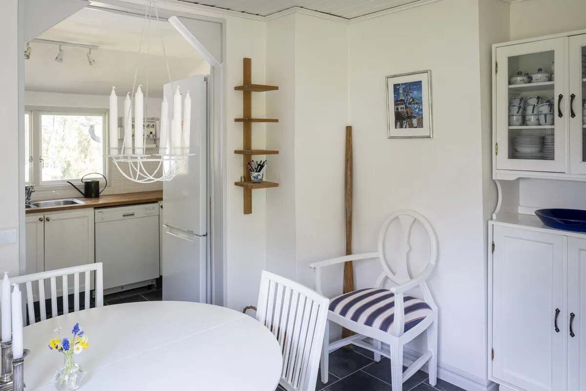 Une maison de campagne suédoise des années 1940 avec un vaste jardin à Vaxholm, près de Stockholm - Voir l'image 9 sur 46