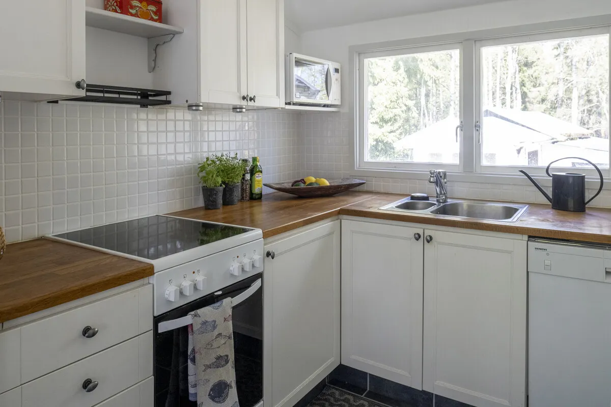 Une maison de campagne suédoise des années 1940 avec un vaste jardin à Vaxholm, près de Stockholm - Voir l'image 10 sur 46