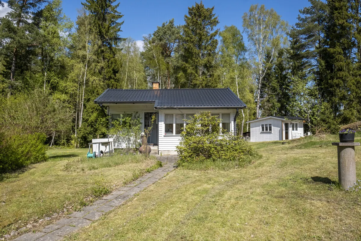 Une maison de campagne suédoise des années 1940 avec un vaste jardin à Vaxholm, près de Stockholm - Voir l'image 32 sur 46