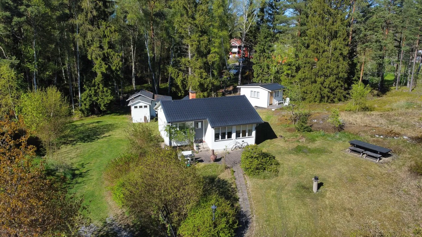 Une maison de campagne suédoise des années 1940 avec un vaste jardin à Vaxholm, près de Stockholm - Voir l'image 37 sur 46