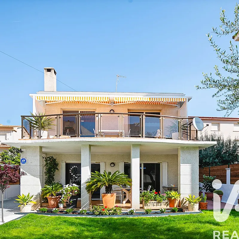 Romslig hus med 4 soverom, hage og terrasse i Cunit, Spania