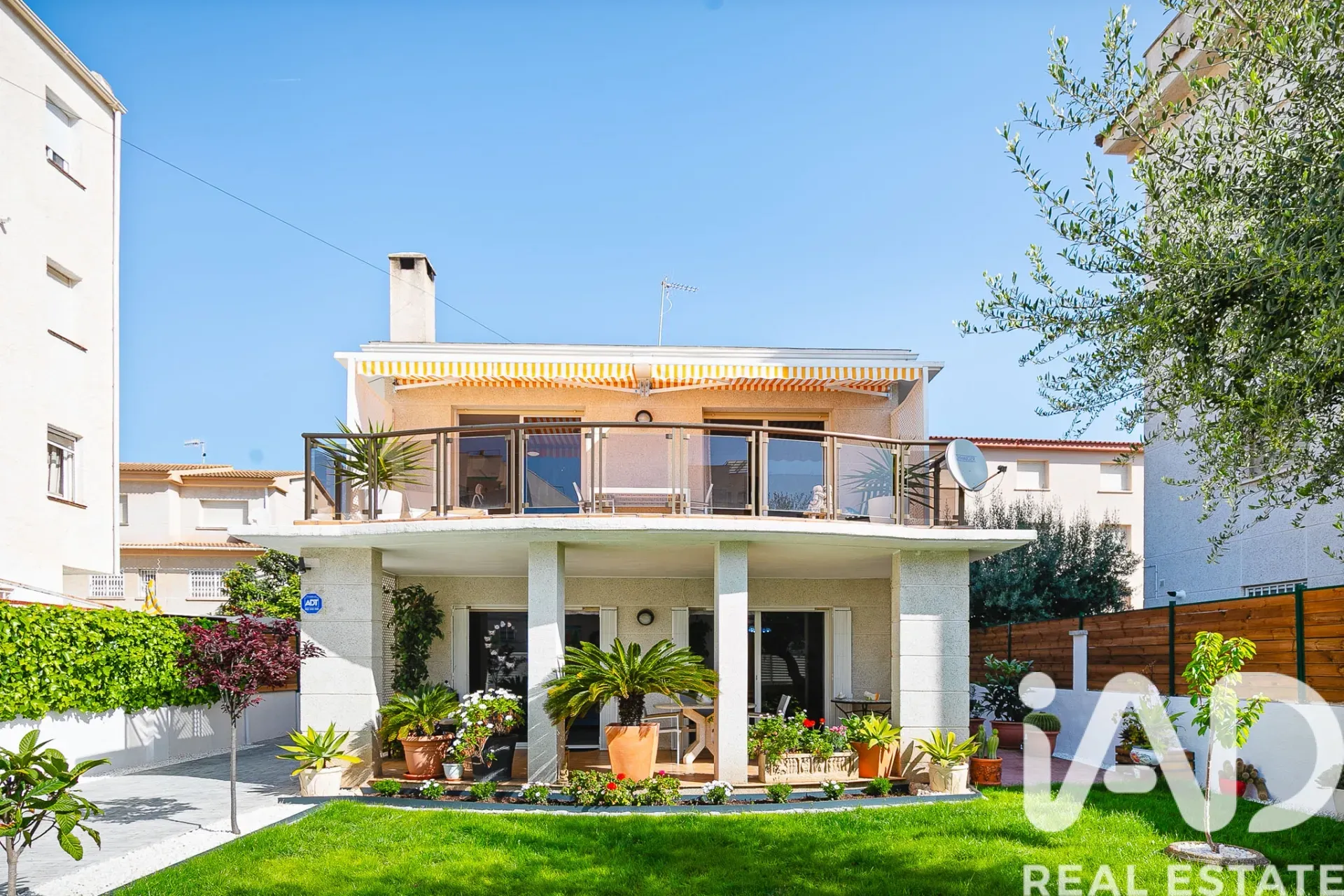 Tilava 4 makuuhuoneen talo puutarhalla ja terassilla Cunitissa, Espanjassa - Image 1