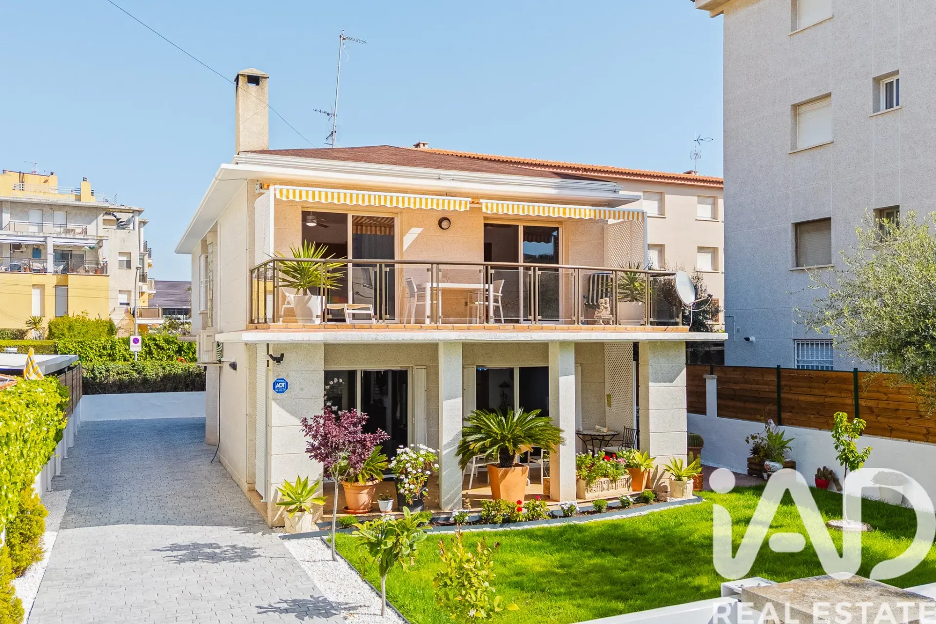 Tilava 4 makuuhuoneen talo puutarhalla ja terassilla Cunitissa, Espanjassa - Image 2