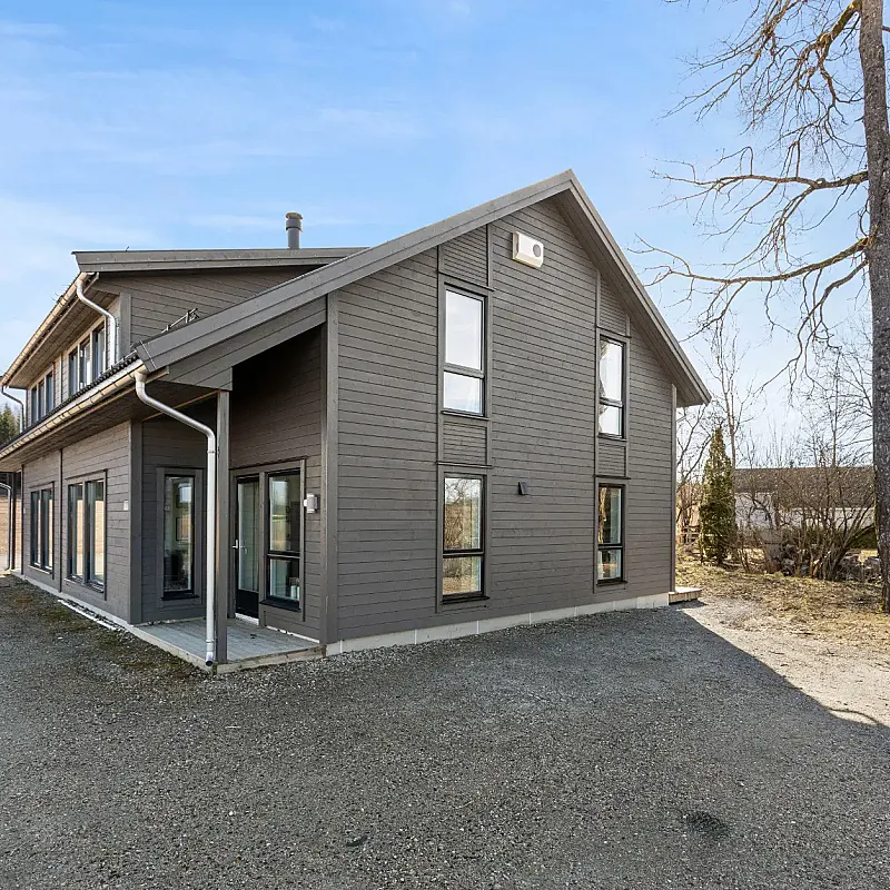 Modernt radhus med 3 sovrum och terrass i det familjevänliga Ås