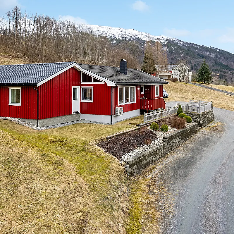 Familjehus i Vinjeøra med utsikt över fjorden och gott om utrymme