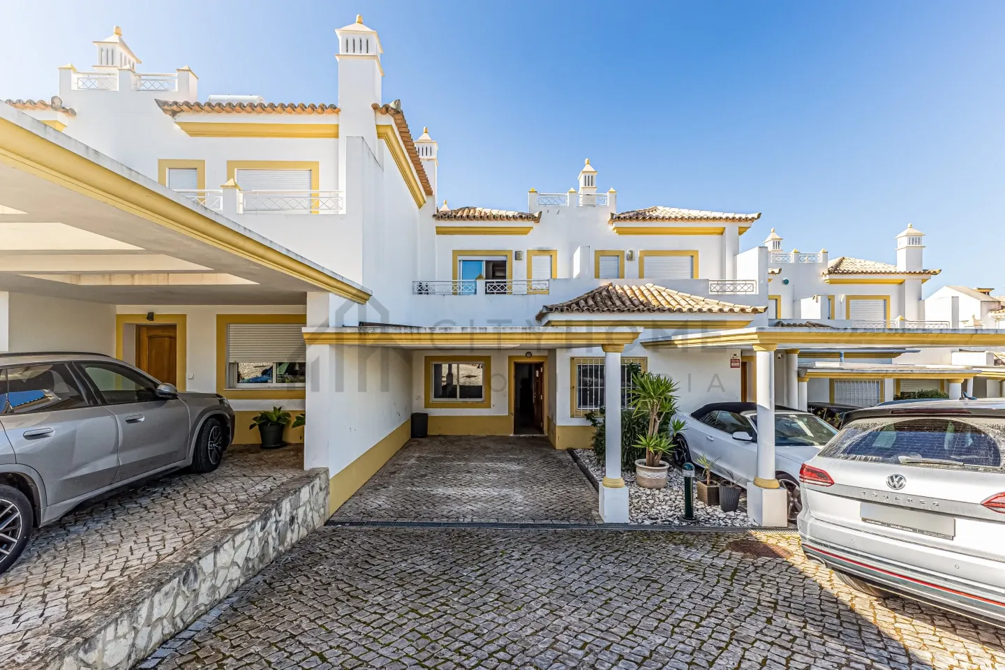 Expansive Albufeira Townhouse with Pool and Scenic Terraces - Image 2