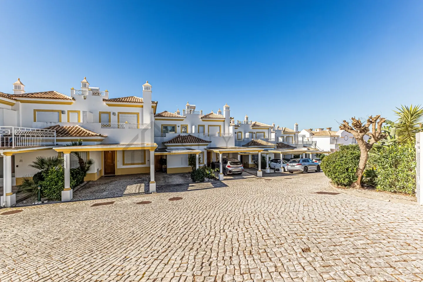 Expansive Albufeira Townhouse with Pool and Scenic Terraces - Image 5