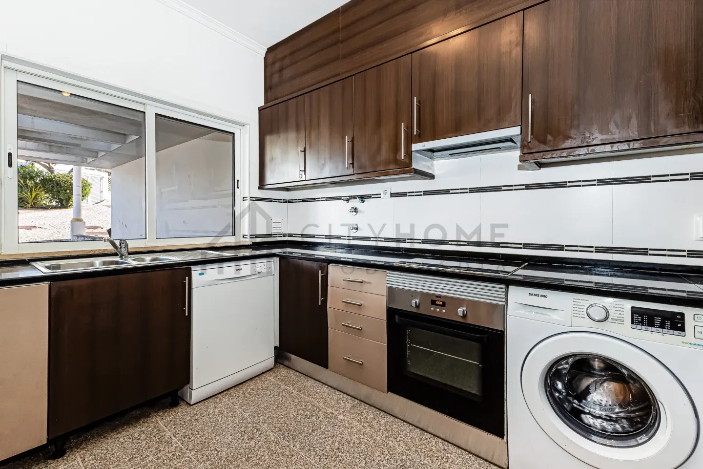 Expansive Albufeira Townhouse with Pool and Scenic Terraces - View image 9 of 31